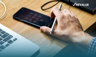 Persona poniendo su celular, con seguro para celular Santander, sobre la mesa.