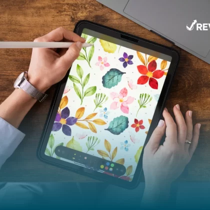 Persona dibujando en su dispositivo, al que le contrató seguro para iPad en México