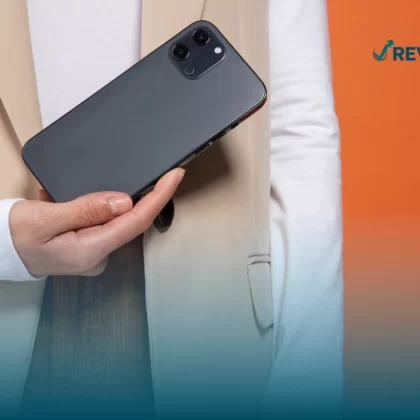 Seguro para mi celular. Persona sosteniendo su iPhone