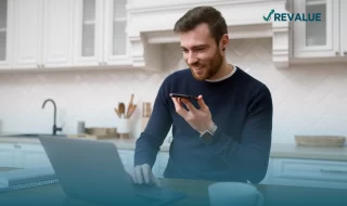 Persona contratando el seguro Banorte para celular, ya que su dispositivo es una herramienta para su trabajo.