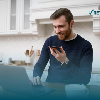 Persona contratando el seguro Banorte para celular, ya que su dispositivo es una herramienta para su trabajo.