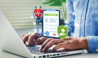 Representación de persona contratando el seguro de gastos médicos mayores Inbursa, protegiendo su salud personal y financiera.