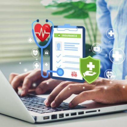 Representación de persona contratando el seguro de gastos médicos mayores Inbursa, protegiendo su salud personal y financiera.