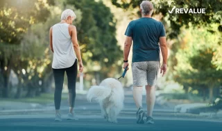 Pareja saliendo a pasear con su mascota, tranquilos de saber que él y su economía están protegidos gracias al seguro de responsabilidad civil para perros.