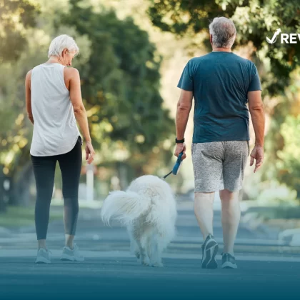 Pareja saliendo a pasear con su mascota, tranquilos de saber que él y su economía están protegidos gracias al seguro de responsabilidad civil para perros.