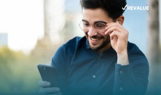 Persona contratando el seguro para celular GNP, pues su dispositivo móvil es importante, ya que forma parte de sus actividades laborales.