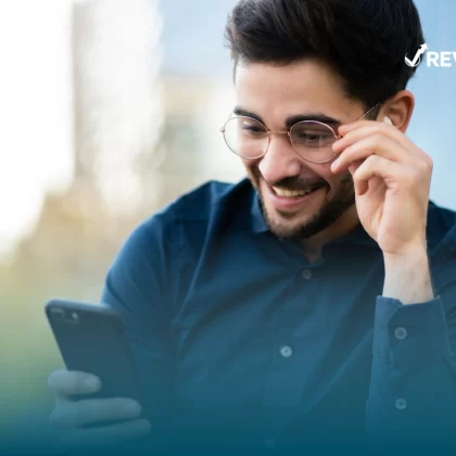Persona contratando el seguro para celular GNP, pues su dispositivo móvil es importante, ya que forma parte de sus actividades laborales.