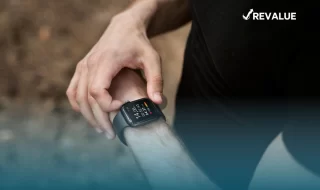 Hombre usando su dispositivo que cuenta con seguro para smartwatch.