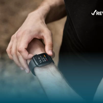Hombre usando su dispositivo que cuenta con seguro para smartwatch.