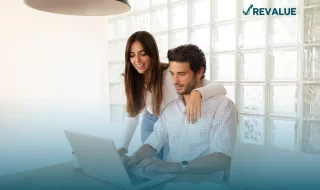 Personas verificando qué cubre un seguro para su celular para mantenerlo protegido ante cualquier eventualidad.