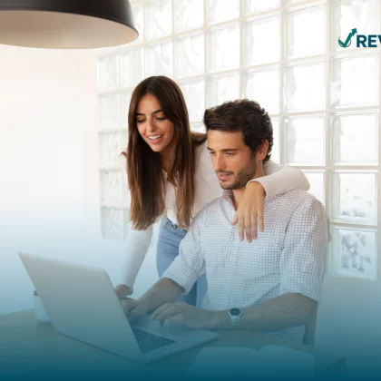 Personas verificando qué cubre un seguro para su celular para mantenerlo protegido ante cualquier eventualidad.