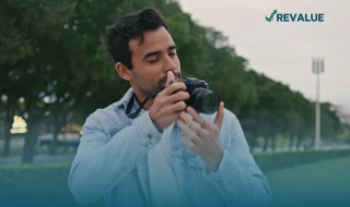 Persona usando una cámara que cuenta con seguro para cámaras fotográficas.