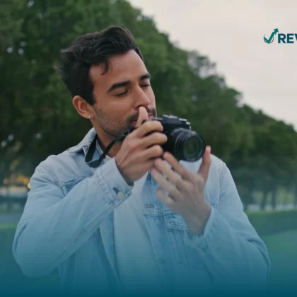 Persona usando una cámara que cuenta con seguro para cámaras fotográficas.