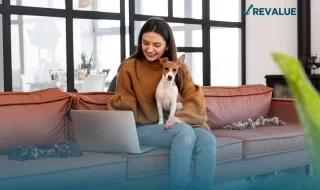 Persona evaluando los beneficios de contratar uno de los seguros veterinarios para mascotas en el mercado, comparando con sus gastos recurrentes.