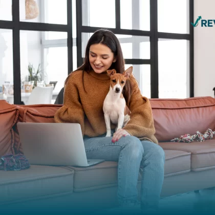 Persona evaluando los beneficios de contratar uno de los seguros veterinarios para mascotas en el mercado, comparando con sus gastos recurrentes.