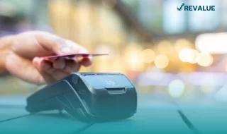 Persona ocupando su tarjeta de nómina Santander con las promociones y ofertas que incluye por su contratación.