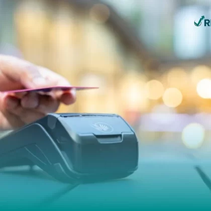 Persona ocupando su tarjeta de nómina Santander con las promociones y ofertas que incluye por su contratación.