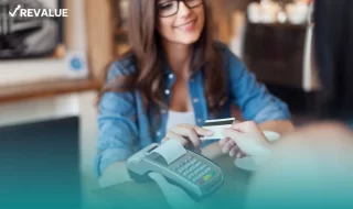 Mujer pagando con su tarjeta de nómina Scotiabank