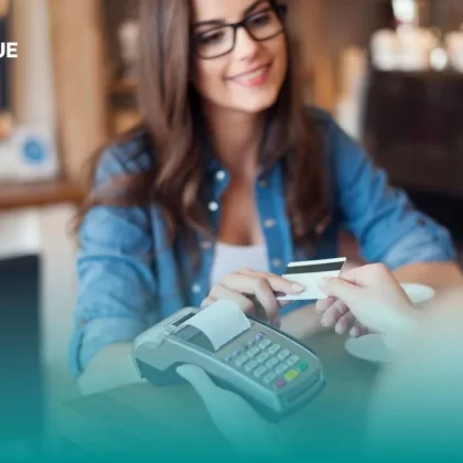 Mujer pagando con su tarjeta de nómina Scotiabank