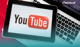 Computadora con el logo de la plataforma donde los youtubers financieros suben su contenido.