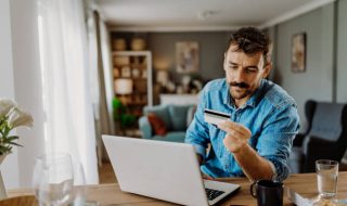 Persona analizando cuál es la mejor fecha para pagar su tarjeta de crédito y así cuidar su salud financiera.