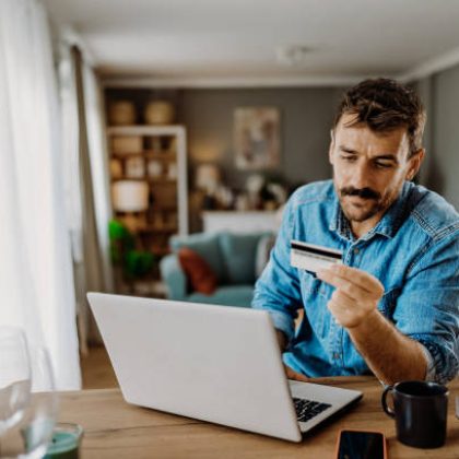 Persona analizando cuál es la mejor fecha para pagar su tarjeta de crédito y así cuidar su salud financiera.