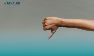 Pulgar hacia abajo haciendo referencia a la pregunta por qué me rechazan la solicitud de tarjeta de crédito