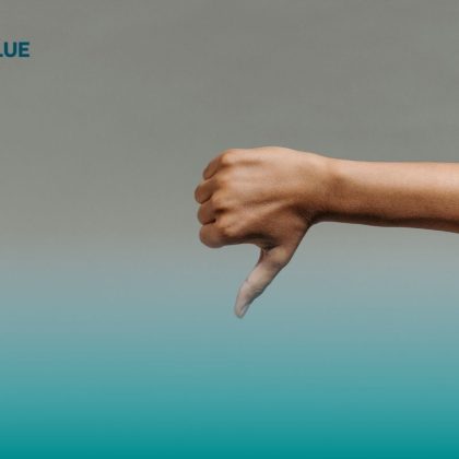 Pulgar hacia abajo haciendo referencia a la pregunta por qué me rechazan la solicitud de tarjeta de crédito