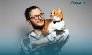 Hombre cargando a su gato que tiene seguro para mi mascota activo.