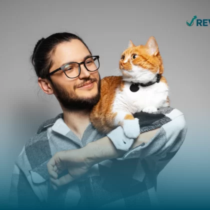 Hombre cargando a su gato que tiene seguro para mi mascota activo.