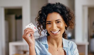 Tarjeta hsbc zero ventajas y desventajas: mujer feliz mostrando su tarjeta