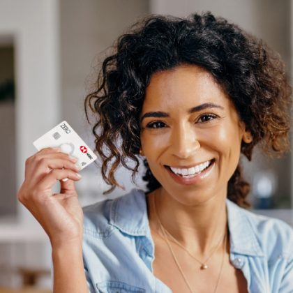 Tarjeta hsbc zero ventajas y desventajas: mujer feliz mostrando su tarjeta