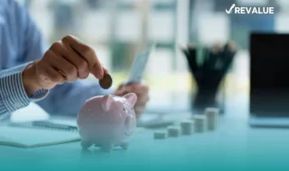 ‌Hombre contando cuánto debes ahorrar para tu fondo de emergencia