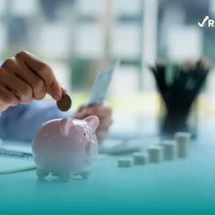 ‌Hombre contando cuánto debes ahorrar para tu fondo de emergencia